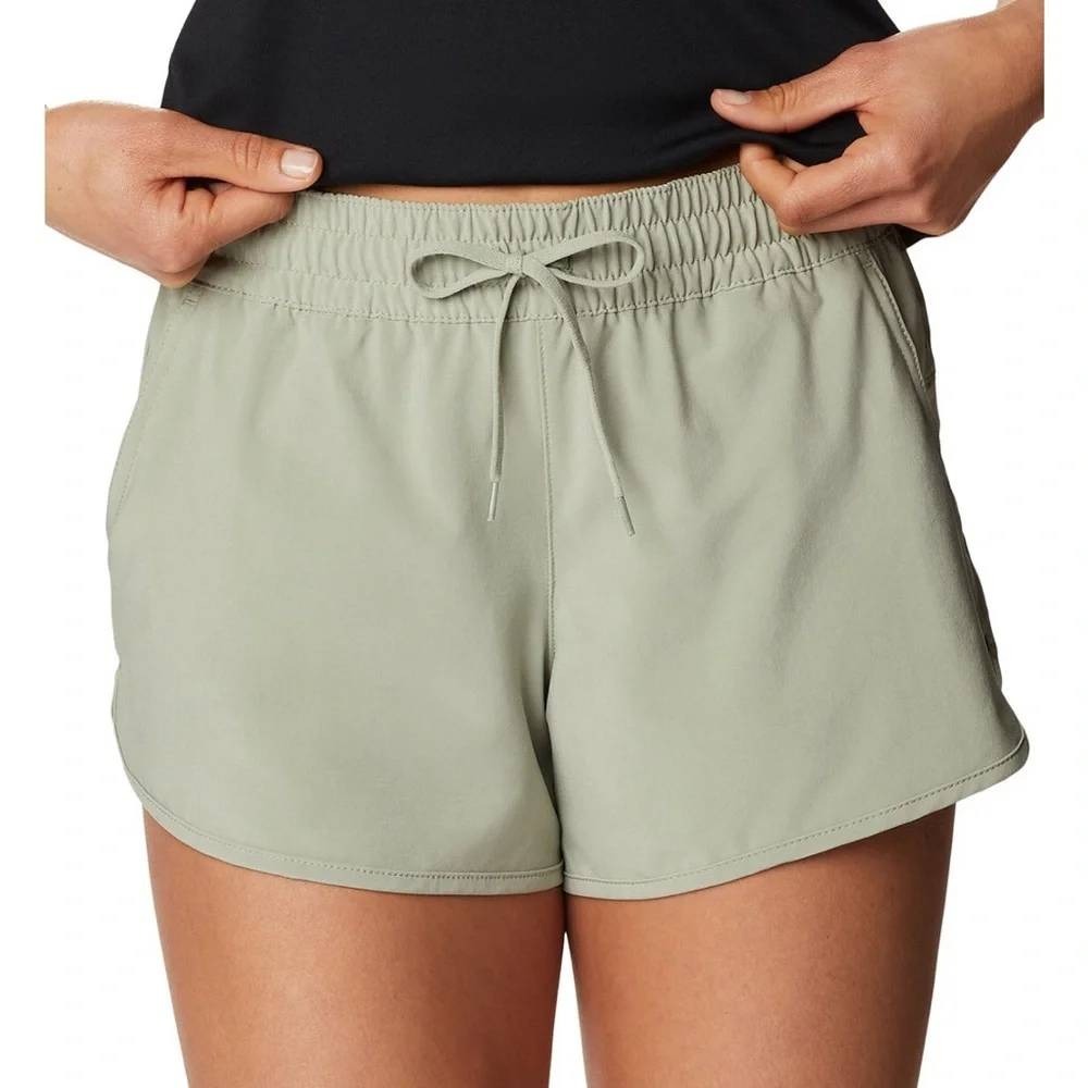 123. Columbia Women's Bogota Bay Stretched Short Safari SPF omni